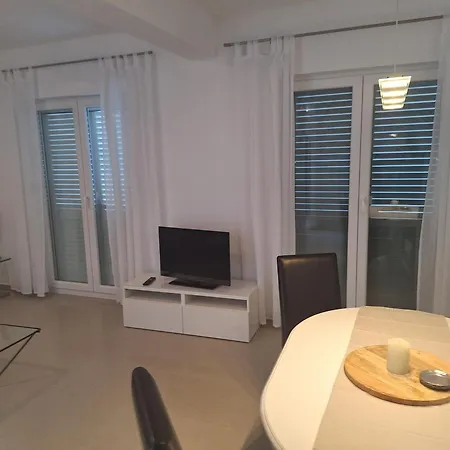 Apartment V *