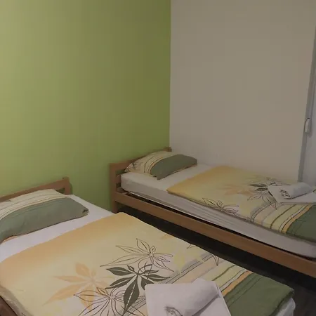 V Apartament *