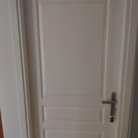 Apartment V *